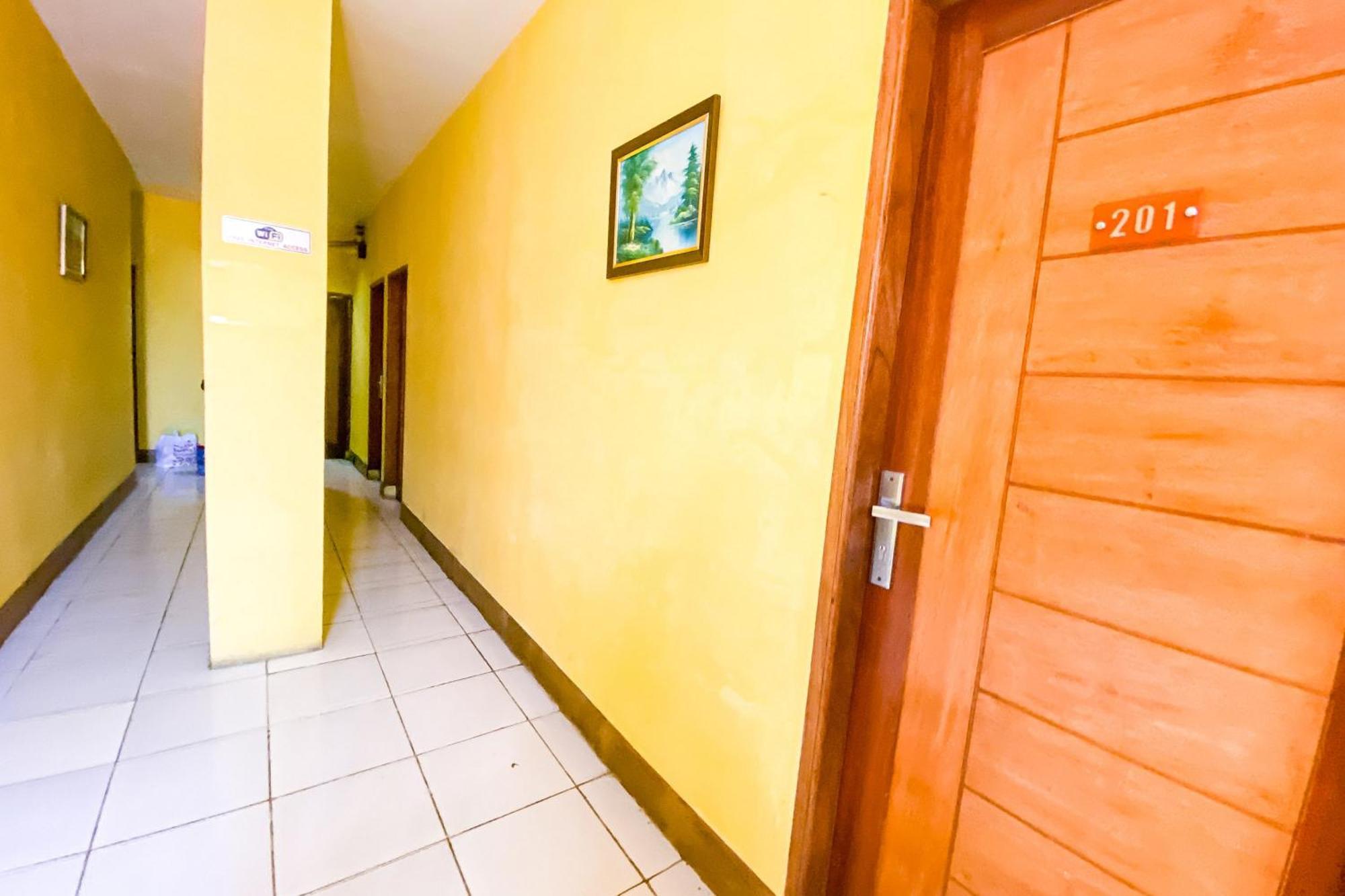 Отель Reddoorz At Sentosa Jaya Helvetia Медан Экстерьер фото